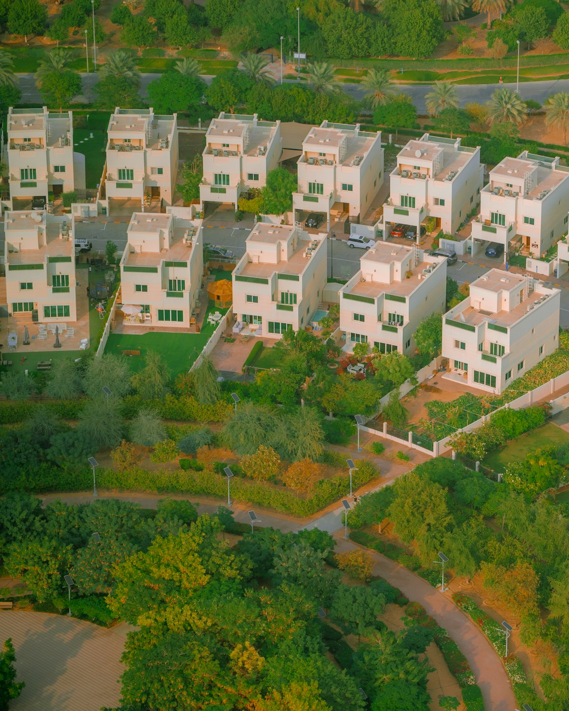 Moderne case a schiera si trovano accanto a un grande parco con sentieri.