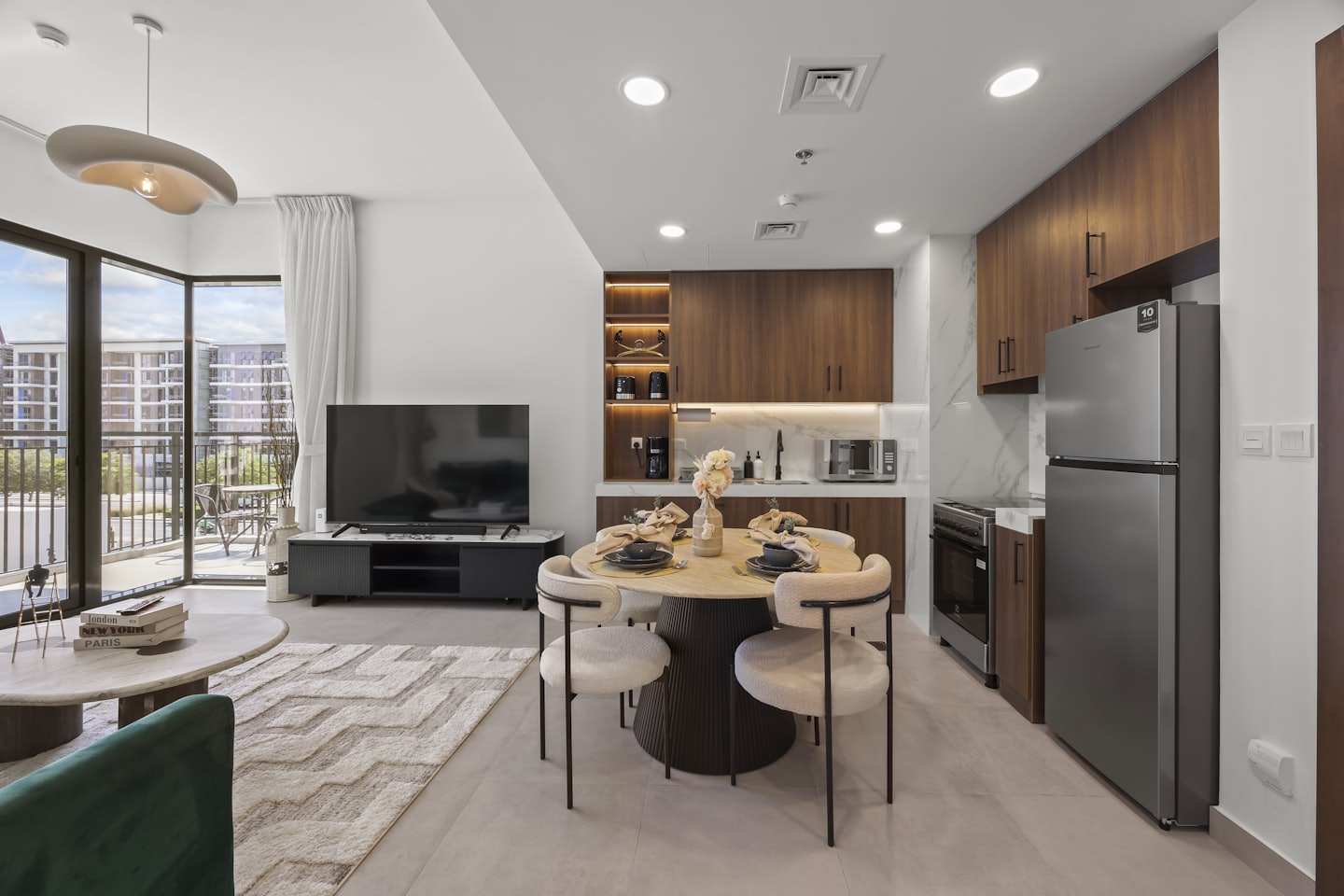 Moderno appartamento open space con soggiorno e zona pranzo.